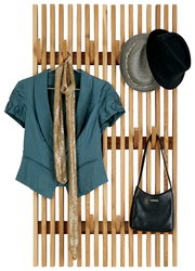 Garderobenpaneel in XL-Breite aus Holz mit einer Jacke, einem Schal, zwei Hüten und einer Tasche, frontal betrachtet.