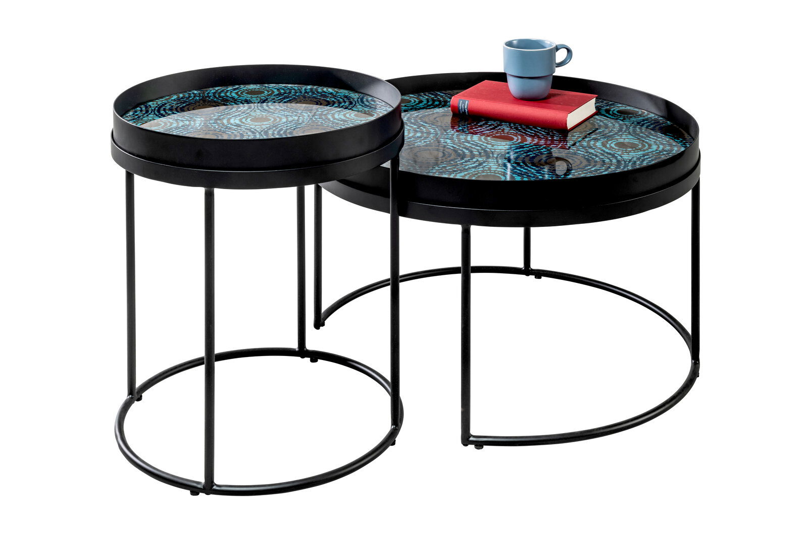 Zwei moderne Couchtische mit schwarzem Metallrahmen und dekorativen Tischplatten in blauen und roten Mustern, seitliche Perspektive.
