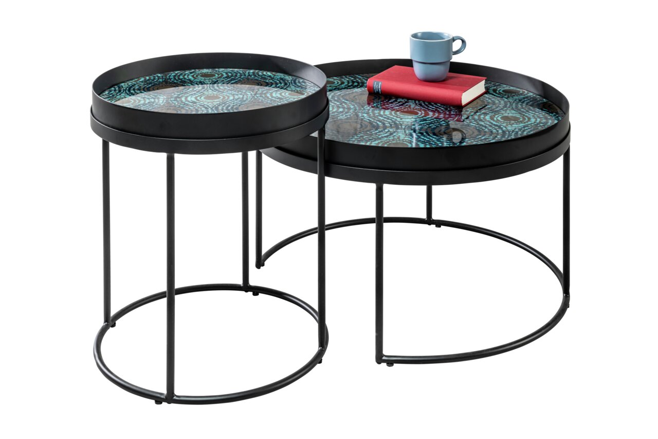 Zwei moderne Couchtische mit schwarzem Metallrahmen und dekorativen Tischplatten in blauen und roten Mustern, seitliche Perspektive.