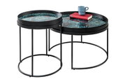 Twee moderne salontafels met een zwart metalen frame en decoratieve tafelbladen met blauwe en rode patronen, gezien vanaf de zijkant.
