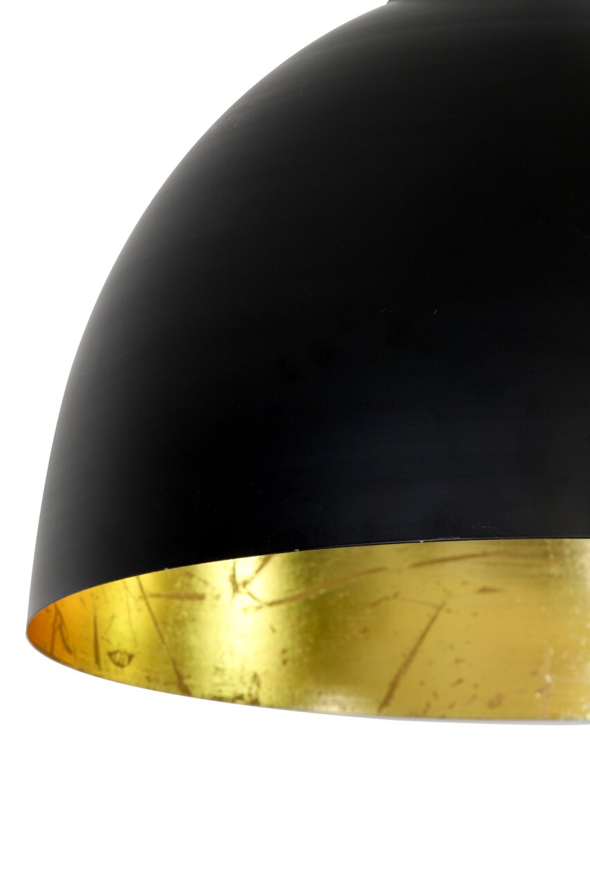 Nahaufnahme einer modernen Hängeleuchte mit schwarzer Außenseite und goldener Innenseite, seitliche Perspektive.