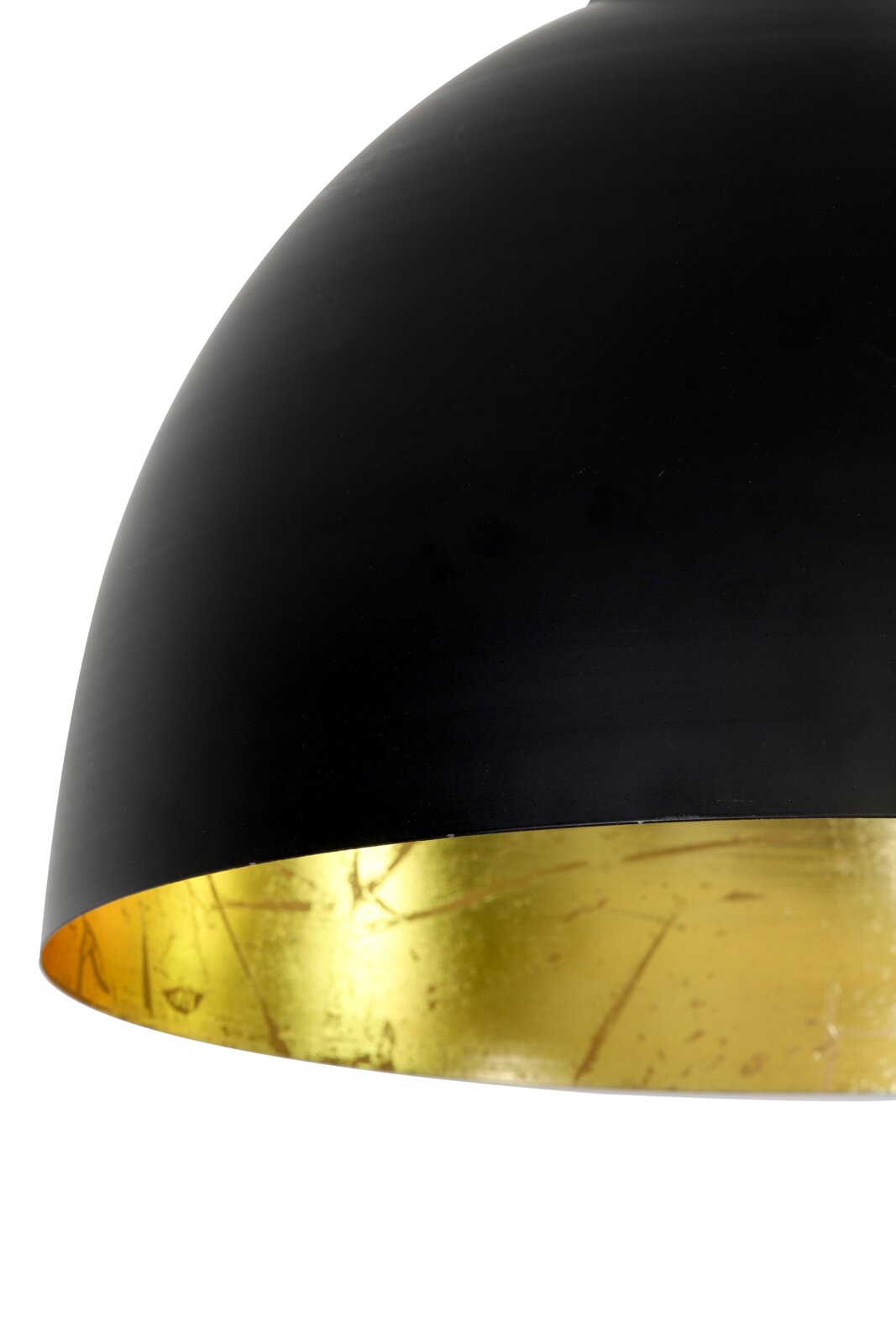 Nahaufnahme einer modernen Hängeleuchte mit schwarzer Außenseite und goldener Innenseite, seitliche Perspektive.