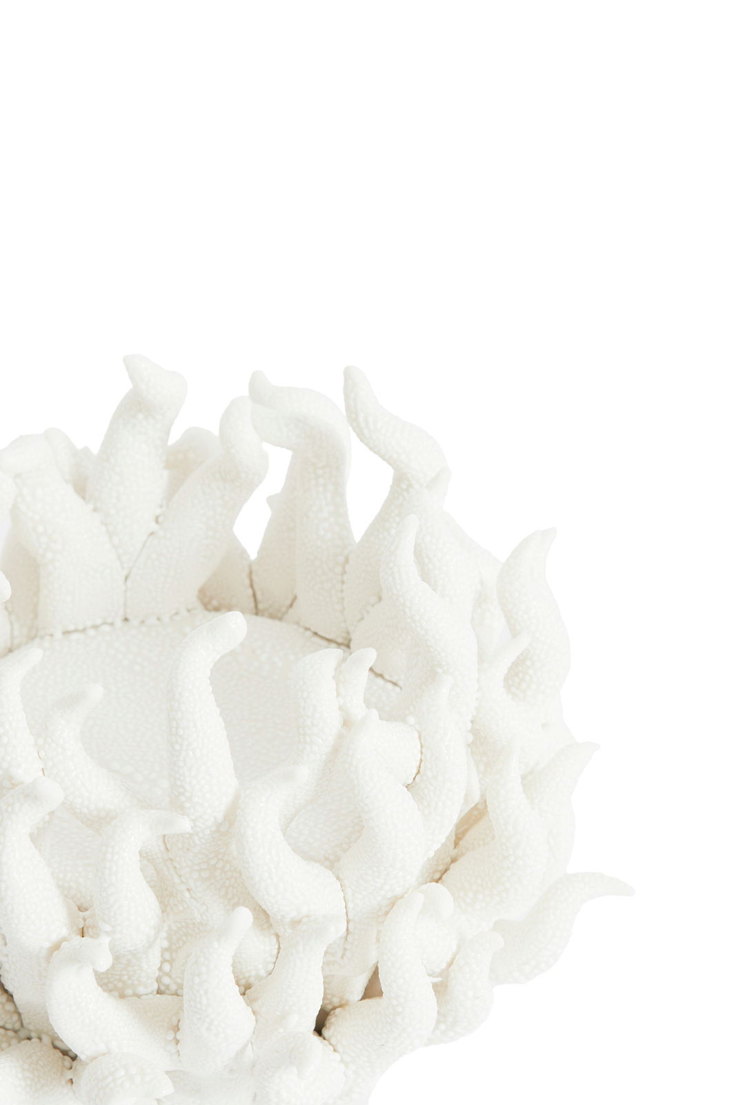 Nahaufnahme eines weißen Teelichthalters mit organischen, flammenartigen Strukturen, von oben betrachtet.
