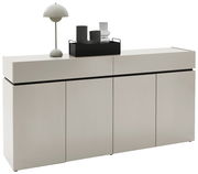 Moderner XXL-Schuhschrank in heller Farbe mit vier Türen, dekoriert mit einer Lampe und Accessoires, seitliche Perspektive