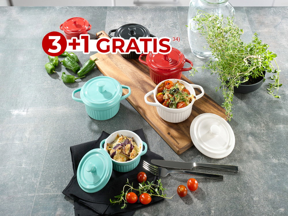 Mini-Cocottes in verschiedenen Farben mit Speisen auf Küchentheke, Aktion 3+1 gratis.