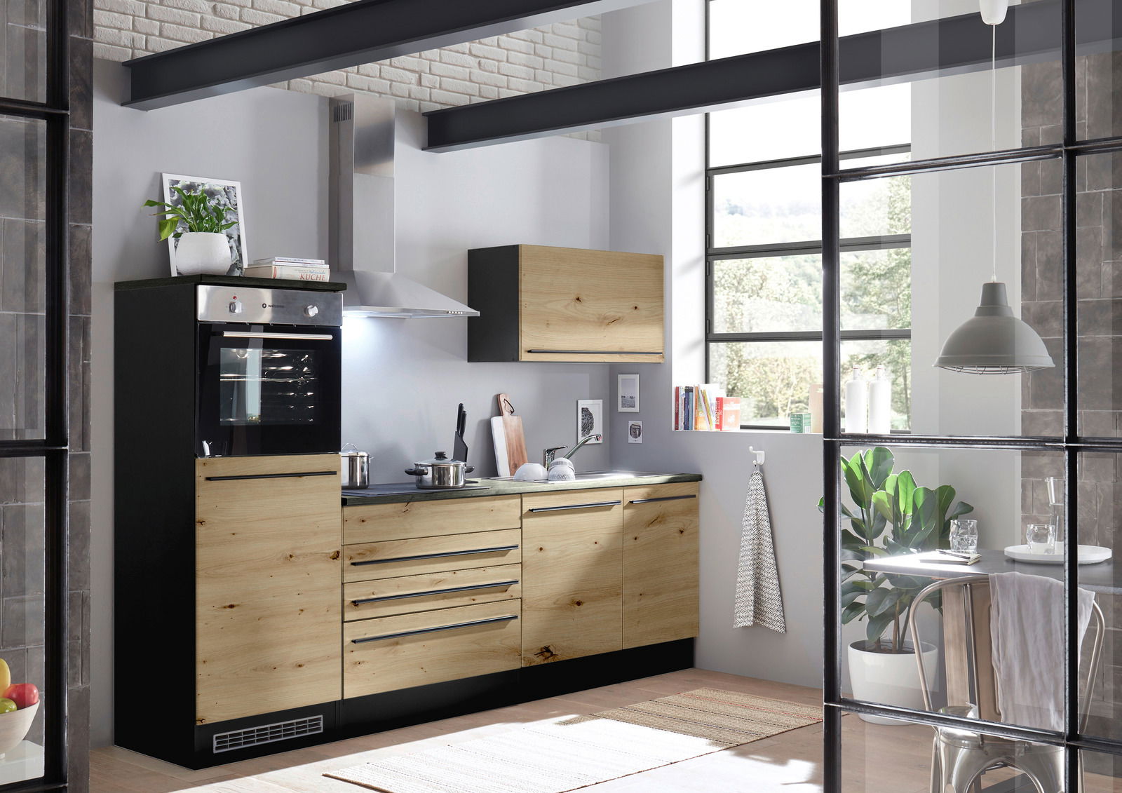 Yourkitchen Küchenblock 260 OHNE E-Geräte JAZZ Moderne Küchenzeile in Holzoptik mit schwarzen Akzenten, ohne Elektrogeräte, aus der Perspektive eines hellen, offenen Raumes mit großen Fenstern.
