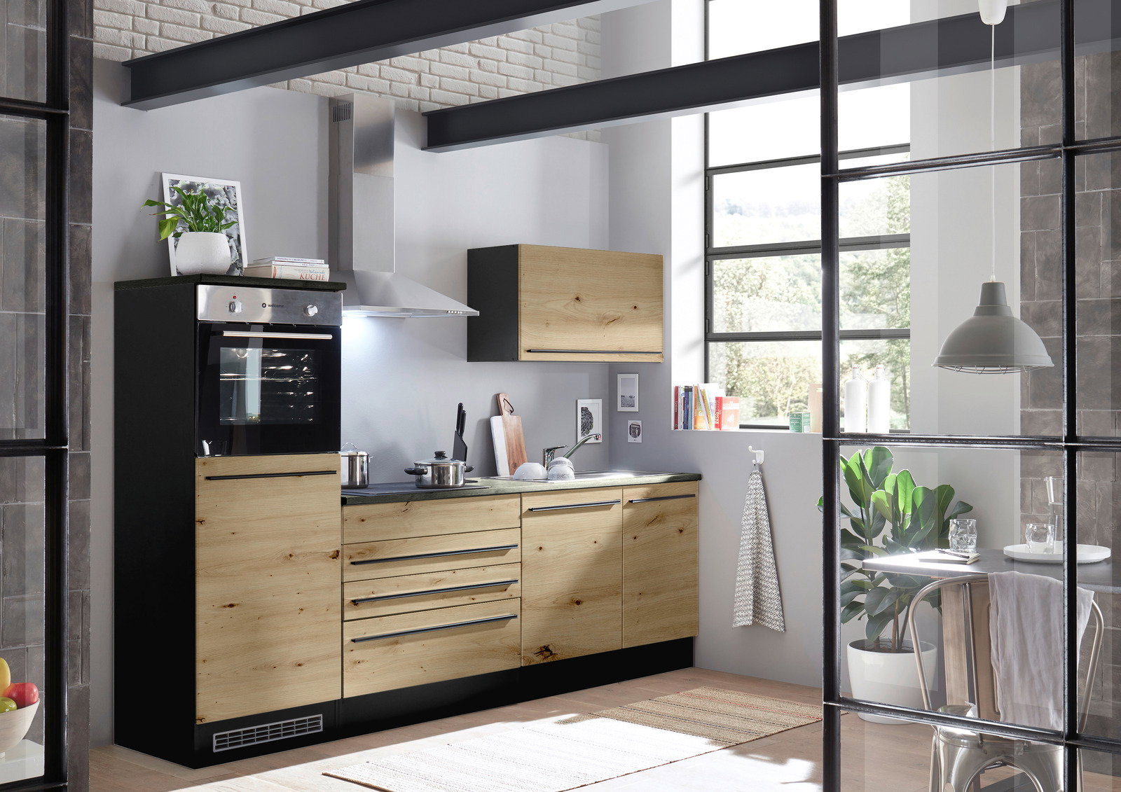 Yourkitchen Küchenblock 260 OHNE E-Geräte JAZZ Moderne Küchenzeile in Holzoptik mit schwarzen Akzenten, ohne Elektrogeräte, aus der Perspektive eines hellen, offenen Raumes mit großen Fenstern.