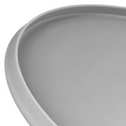 Grauer Silikondeckel in Nahaufnahme, seitliche Perspektive