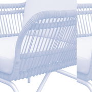 Nahaufnahme eines Relaxsessels mit geflochtenem Seil-Design und hellgrauem Polster, seitliche Perspektive