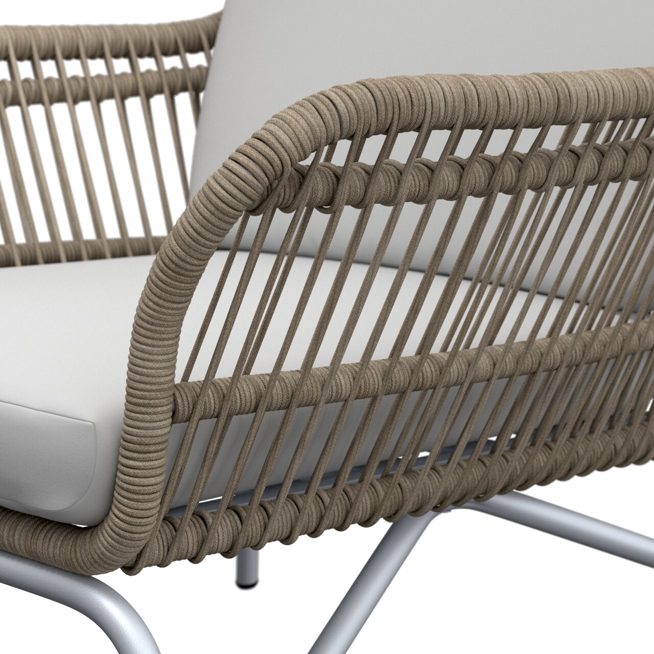 Close-up van een relaxfauteuil met een vlechtwerk van touw en lichtgrijze bekleding, gezien vanaf de zijkant