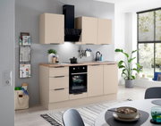 Moderne keukenblok in beige met houten werkblad, zwarte handgrepen, ingebouwde oven, kookplaat, spoelbak en zwarte afzuigkap, van voren gefotografeerd vanuit een licht schuin perspectief