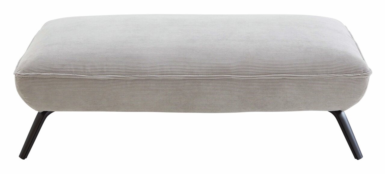Rechteckiger Hocker mit grauem Stoffbezug und schwarzen Metallbeinen, seitliche Perspektive.