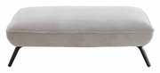 Rechteckiger Hocker mit grauem Stoffbezug und schwarzen Metallbeinen, seitliche Perspektive.