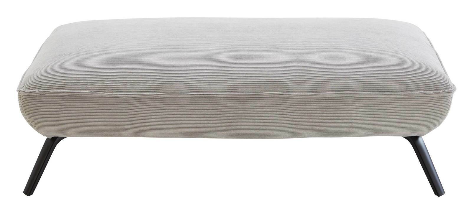 Rechteckiger Hocker mit grauem Stoffbezug und schwarzen Metallbeinen, seitliche Perspektive.