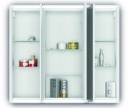 Offener Spiegelschrank mit drei Fächern, gefüllt mit Kosmetikartikeln, aus frontaler Perspektive