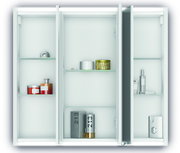 Offener Spiegelschrank mit drei Fächern, gefüllt mit Kosmetikartikeln, aus frontaler Perspektive