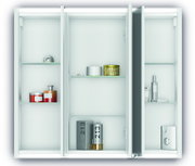 Offener Spiegelschrank mit drei Fächern, gefüllt mit Kosmetikartikeln, aus frontaler Perspektive