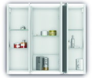 Offener Spiegelschrank mit drei Fächern, gefüllt mit Kosmetikartikeln, aus frontaler Perspektive