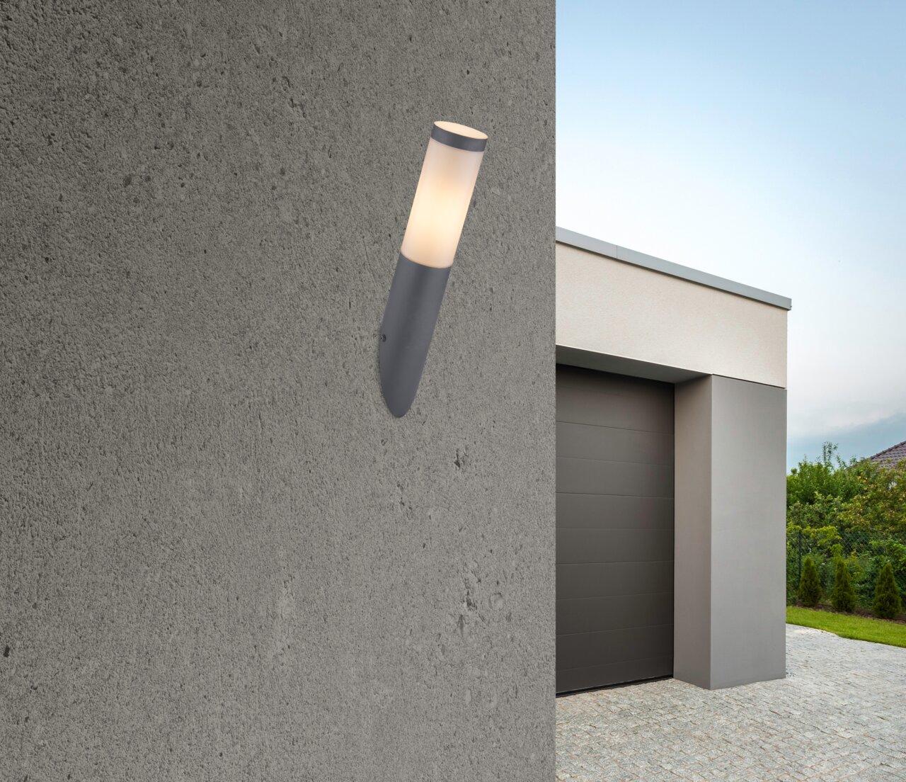 Globo Lighting Außenleuchte BOSTON Moderne Außenleuchte BOSTON an einer Betonwand, seitliche Perspektive, mit einem Haus im Hintergrund.