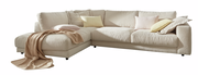 Beige Ecksofa mit weichen Kissen und Decke, seitliche Perspektive