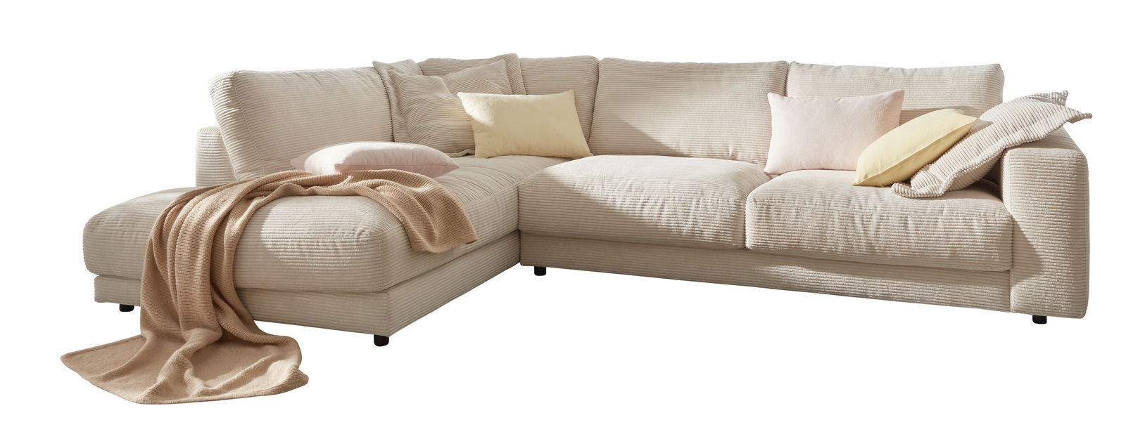 Beige Ecksofa mit weichen Kissen und Decke, seitliche Perspektive