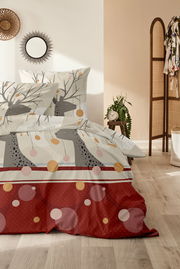 Bettwäsche-Set mit Hirschmotiv und bunten Kreisen, aus der Perspektive eines gemütlichen Schlafzimmers mit Holzboden und Dekoration.