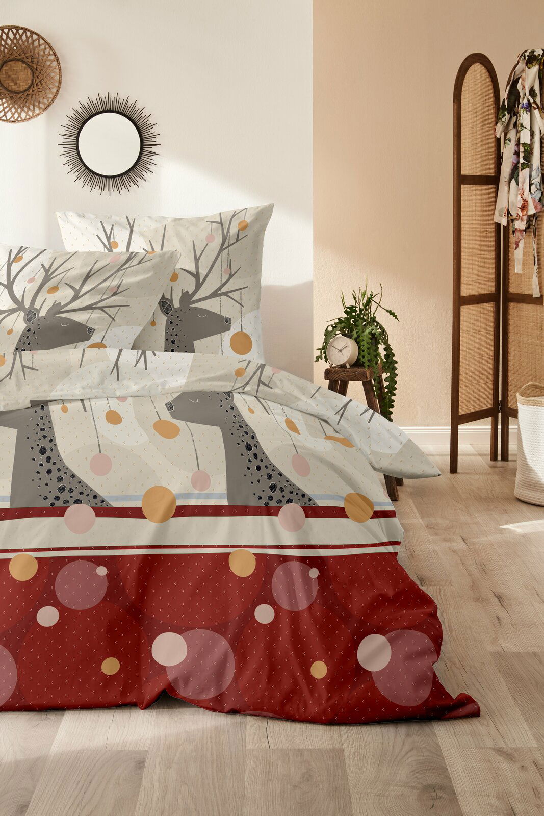 Bettwäsche-Set mit Hirschmotiv und bunten Kreisen, aus der Perspektive eines gemütlichen Schlafzimmers mit Holzboden und Dekoration.