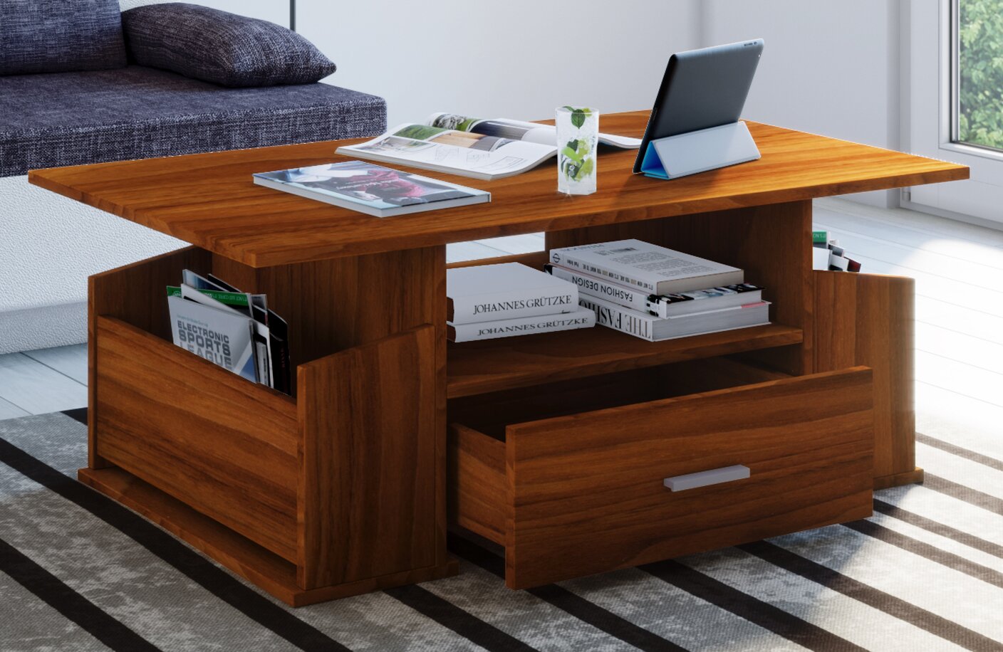 Moderner Couchtisch aus warm getöntem Holz mit Ablagefach, seitlichen Magazinhaltern und halb geöffneter Schublade, beladen mit Büchern und Tablet, im Wohnzimmer – Perspektive: frontale leicht erhöhte 3/4-Ansicht von rechts.