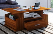 Moderner Couchtisch aus warm getöntem Holz mit Ablagefach, seitlichen Magazinhaltern und halb geöffneter Schublade, beladen mit Büchern und Tablet, im Wohnzimmer – Perspektive: frontale leicht erhöhte 3/4-Ansicht von rechts.