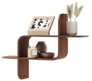 Modernes Wandregal aus Holz mit dekorativen Gegenständen, seitliche Perspektive