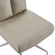 Nahaufnahme eines beigen Stuhls mit Metallbeinen, seitliche Perspektive