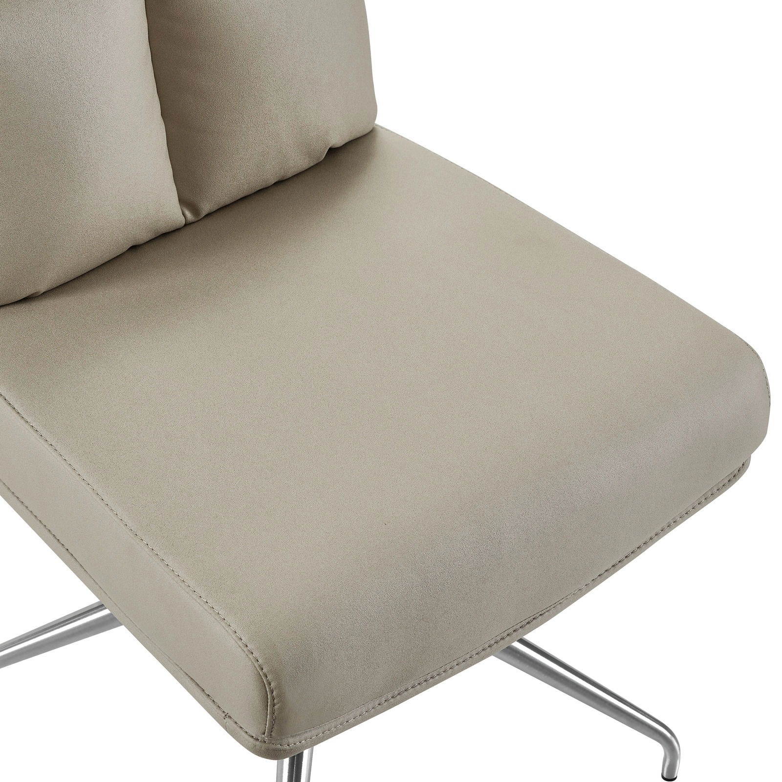 Nahaufnahme eines beigen Stuhls mit Metallbeinen, seitliche Perspektive