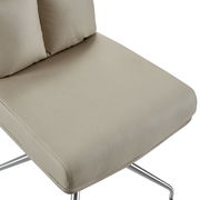 Nahaufnahme eines beigen Stuhls mit Metallbeinen, seitliche Perspektive