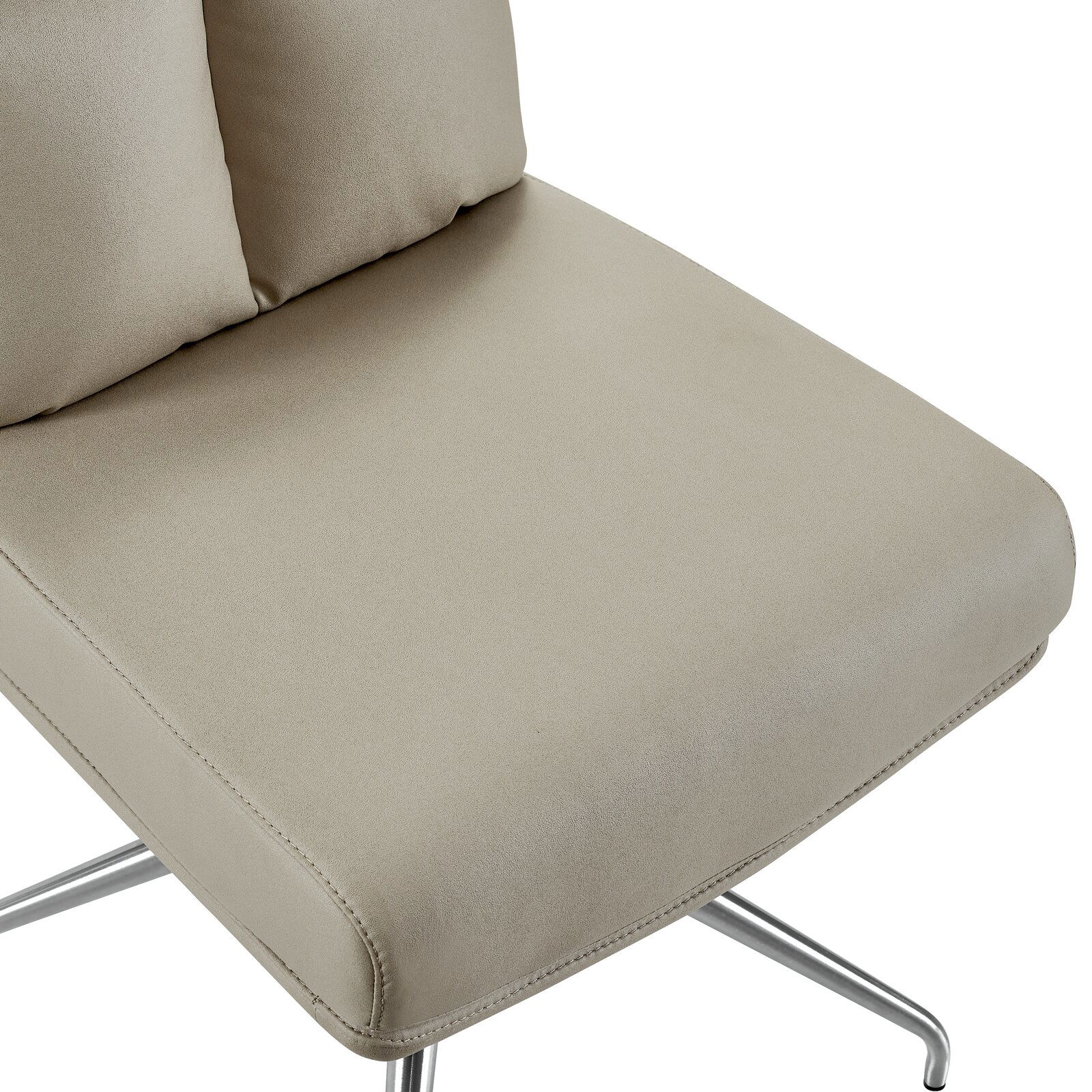 Nahaufnahme eines beigen Stuhls mit Metallbeinen, seitliche Perspektive