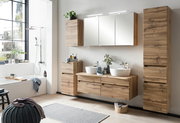 Moderner Spiegelschrank in einem stilvollen Badezimmer mit Holzschränken und Doppelwaschbecken, seitliche Perspektive