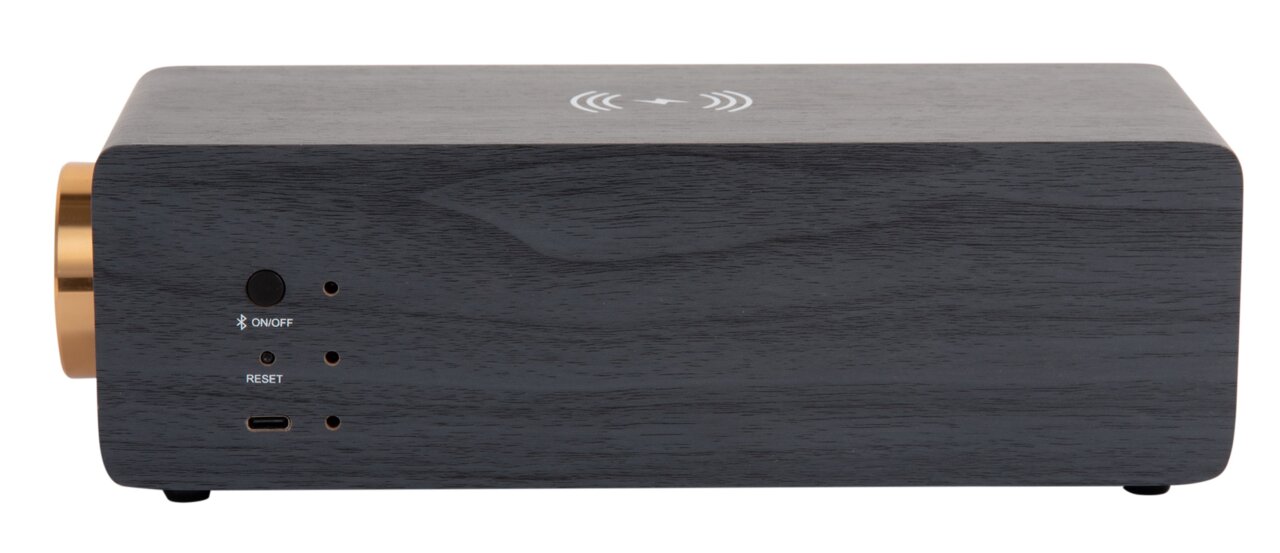 Zijaanzicht van een wekkerradio met Bluetooth-luidspreker, houtlook en een goudkleurige draaiknop.