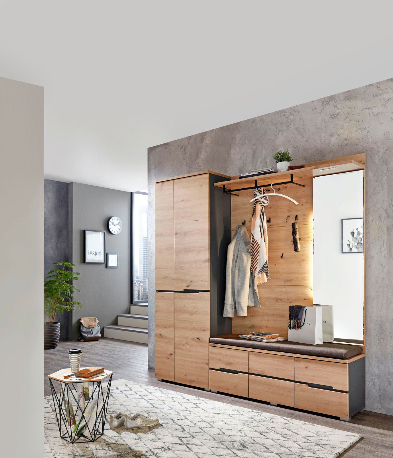 Moderner Garderobenschrank aus Holz mit Spiegel und Sitzbank, seitliche Perspektive