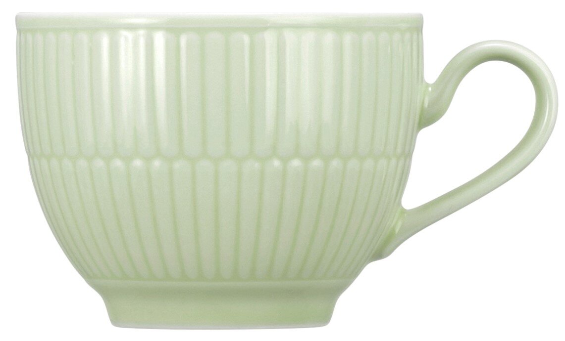 Zijaanzicht van een seladongroene koffiekop met geribbeld patroon en oor.