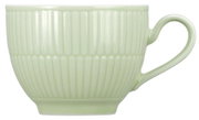 Zijaanzicht van een seladongroene koffiekop met geribbeld patroon en oor.