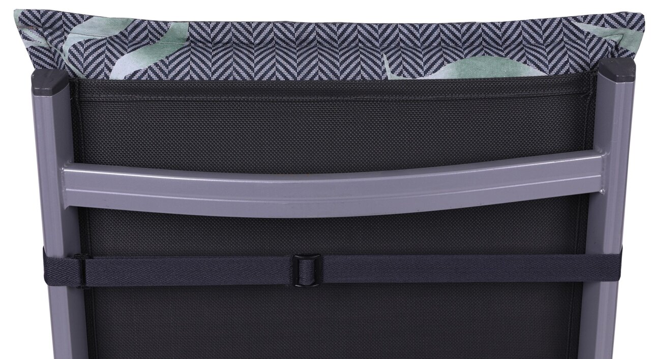 Rückansicht eines Stuhls mit einer Mittellehnerauflage in einem grauen und grünen Muster, befestigt mit einem Gurt.