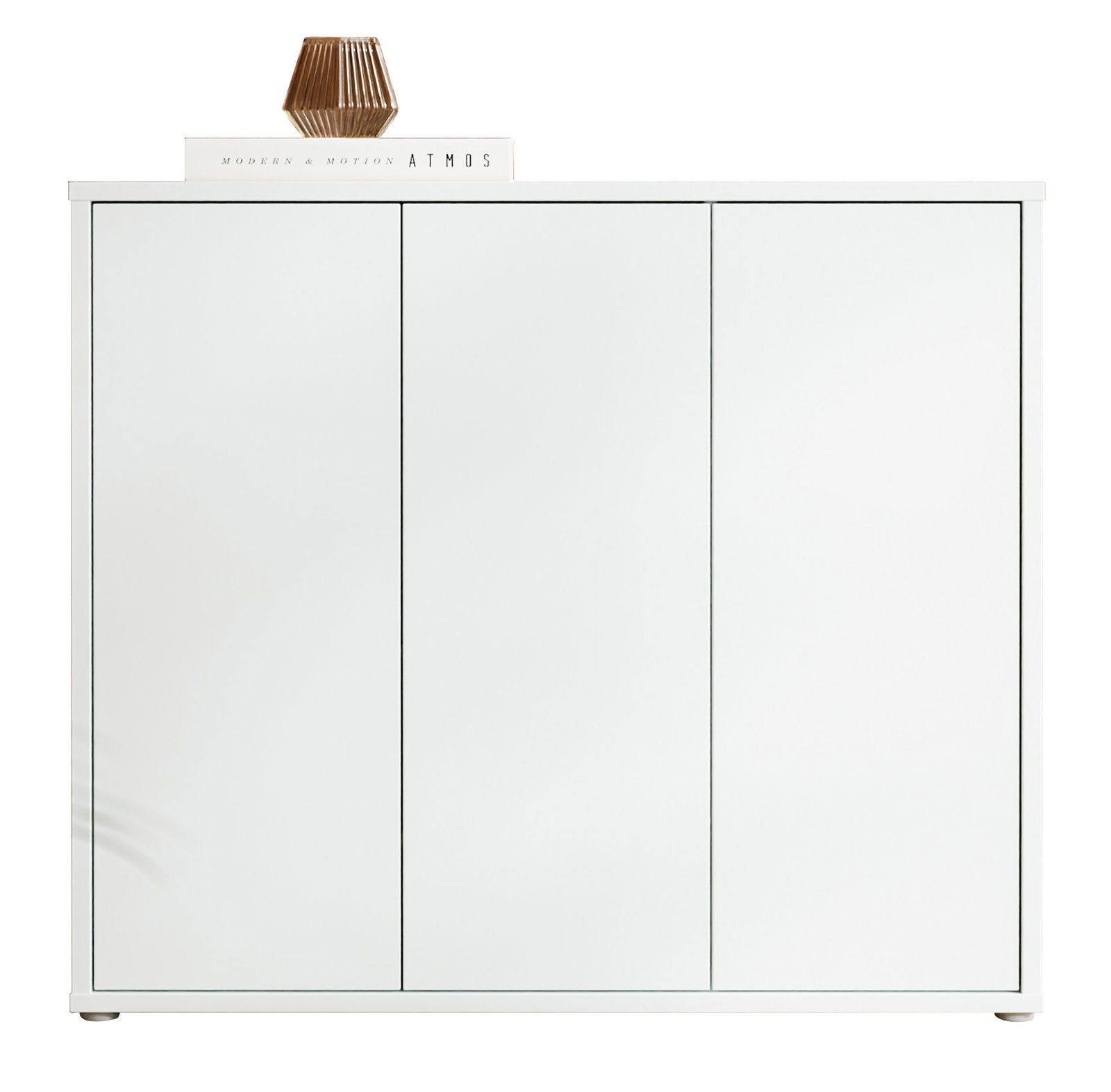 Weißer XL-Schuhschrank mit drei Türen, frontal fotografiert, mit dekorativem Buch und Lampe auf der Oberseite.