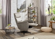Grijze relaxfauteuil in een gezellige woonkamer, zijaanzicht