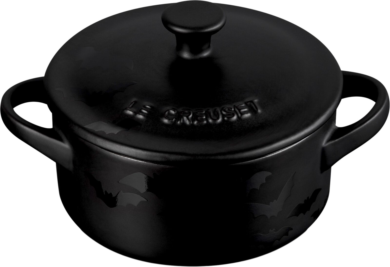 Schwarzer Le Creuset Bräter mit Deckel, zwei Griffen und dekorativem Fledermausmotiv, aus schräger Vorderansicht