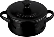 Schwarzer Le Creuset Bräter mit Deckel, zwei Griffen und dekorativem Fledermausmotiv, aus schräger Vorderansicht