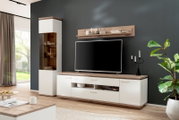 Modernes TV-Wohnwand-Set in Weiß und Holzoptik mit Lowboard, Vitrine und Wandboard vor dunkelgrauer Wand, Perspektive: frontale Ansicht leicht von links