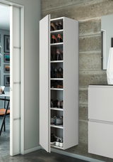 Moderner weißer Hängeschuhschrank mit mehreren Fächern, gefüllt mit Schuhen, an einer Betonwand montiert, seitliche Perspektive.