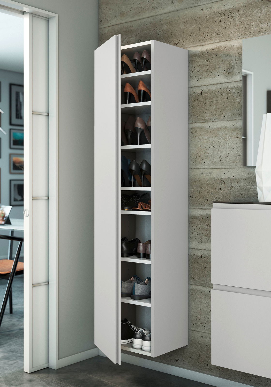 Moderano Hänge-Garderobenschrank LECCO Moderner weißer Hängeschuhschrank mit mehreren Fächern, gefüllt mit Schuhen, an einer Betonwand montiert, seitliche Perspektive.