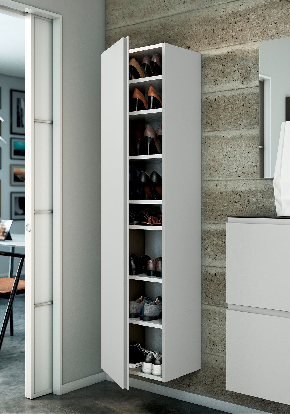 Moderano Hänge-Garderobenschrank LECCO Moderner weißer Hängeschuhschrank mit mehreren Fächern, gefüllt mit Schuhen, an einer Betonwand montiert, seitliche Perspektive.