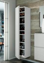 Moderne witte hangende schoenenkast met meerdere vakken, gevuld met schoenen, bevestigd aan een betonnen muur, zijaanzicht.