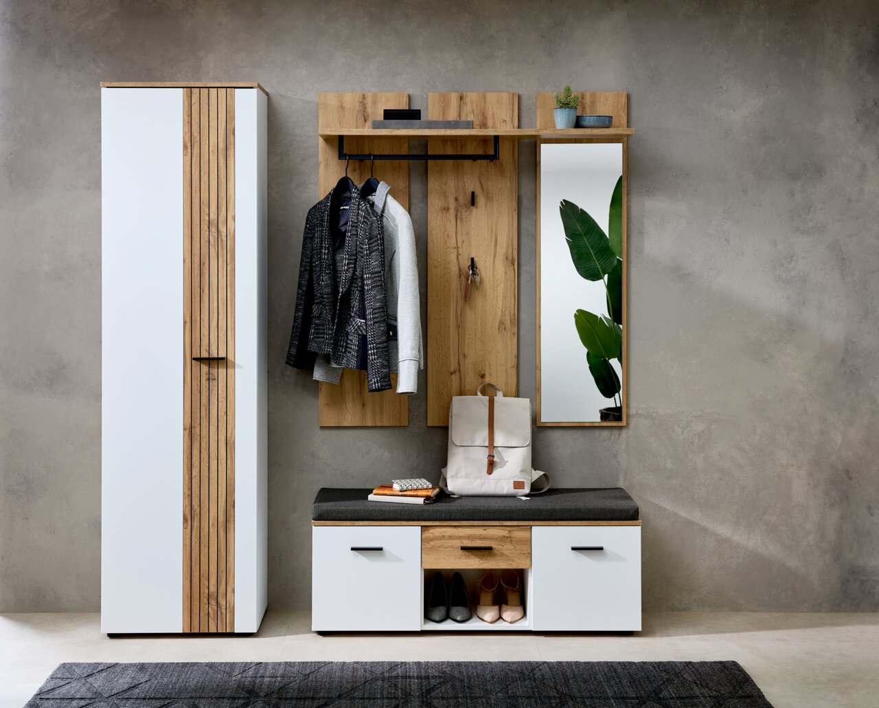 Garderoben-Set bestehend aus einem Garderobenschrank, einer Garderobenbank und einer Wandgarderobe mit Spiegel, in moderner Holz- und Weißoptik, frontal fotografiert.